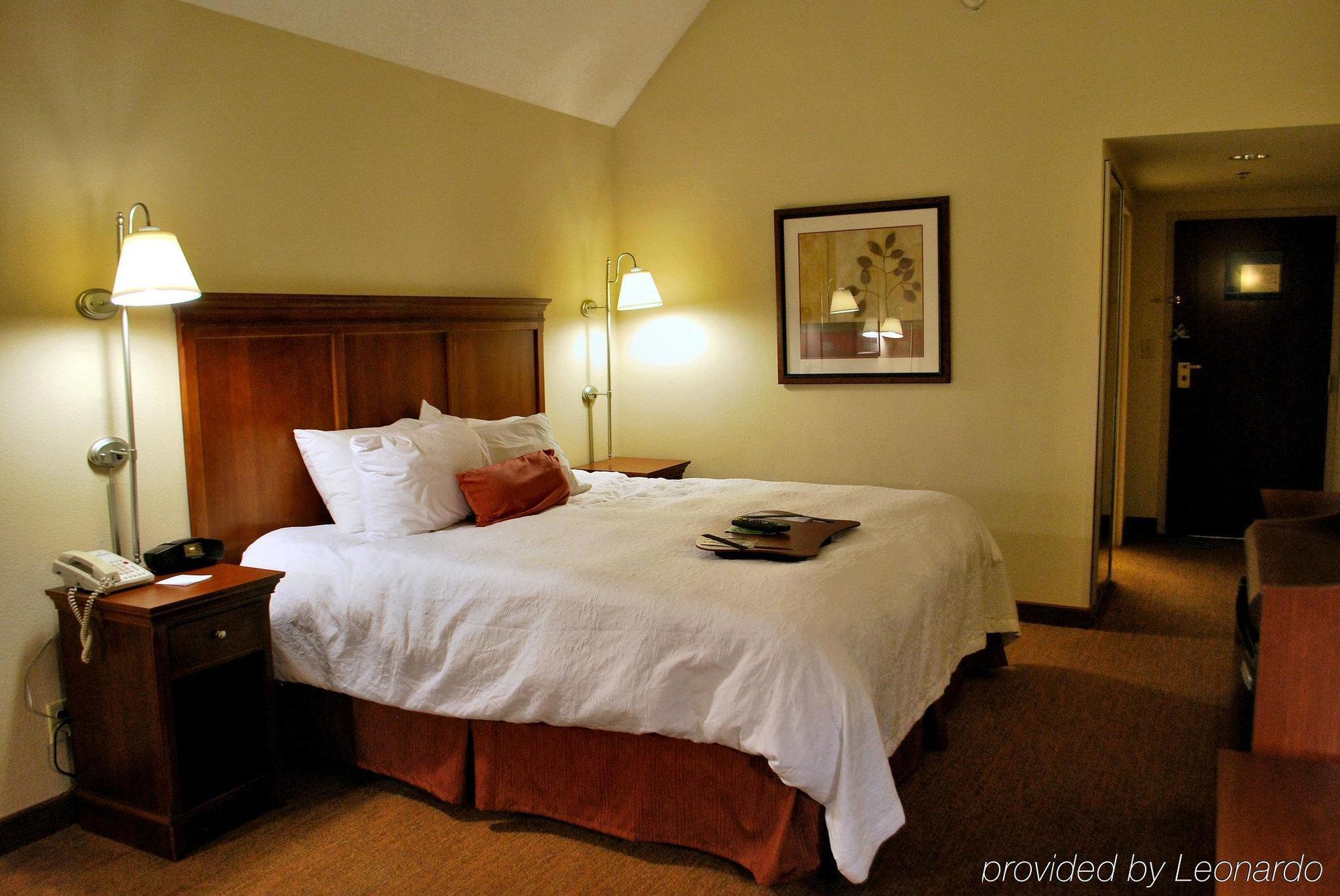Hampton Inn Raleigh Capital Blvd North Номер фото