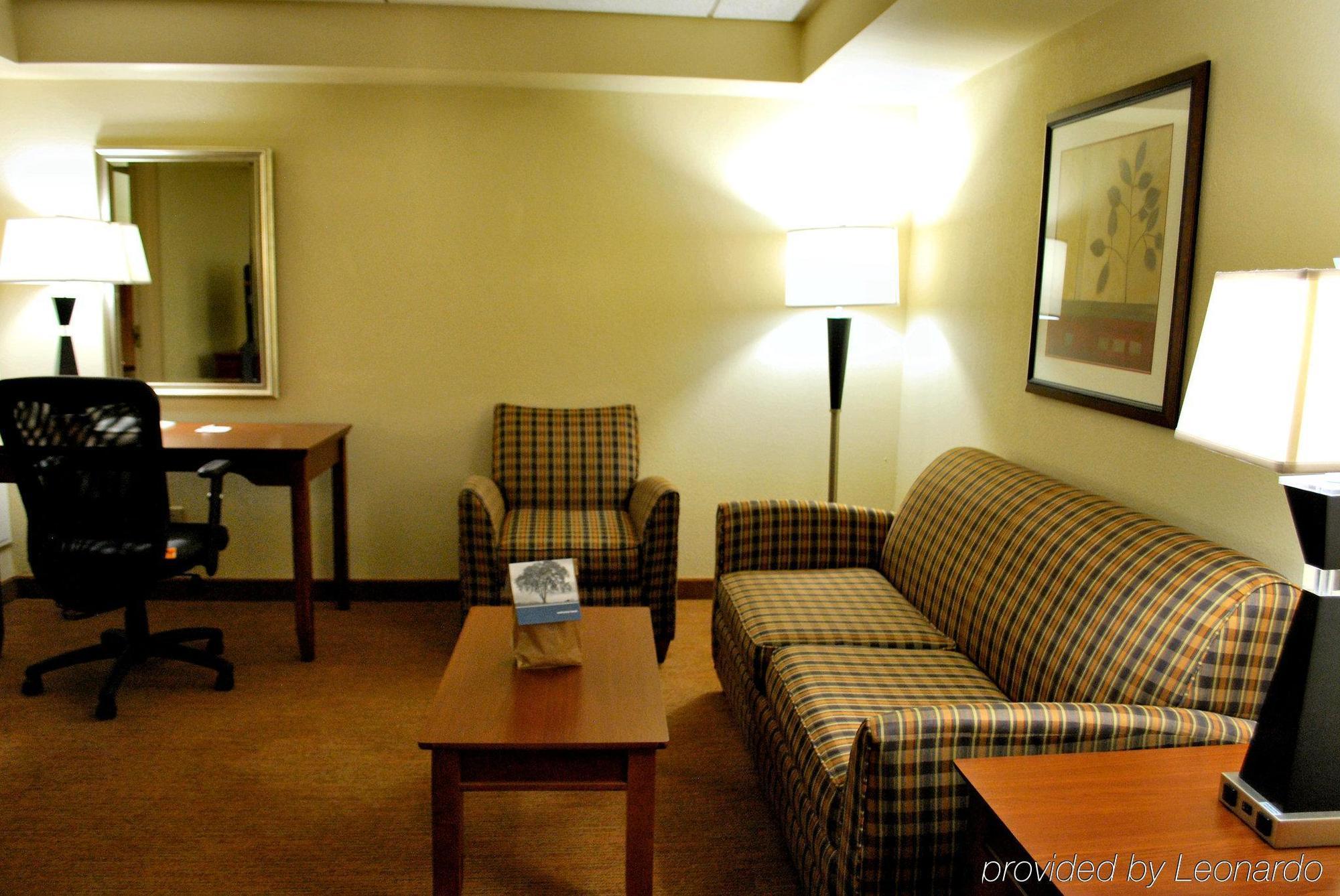 Hampton Inn Raleigh Capital Blvd North Номер фото
