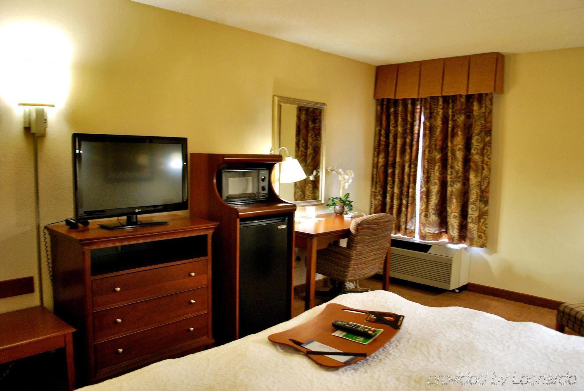 Hampton Inn Raleigh Capital Blvd North Номер фото
