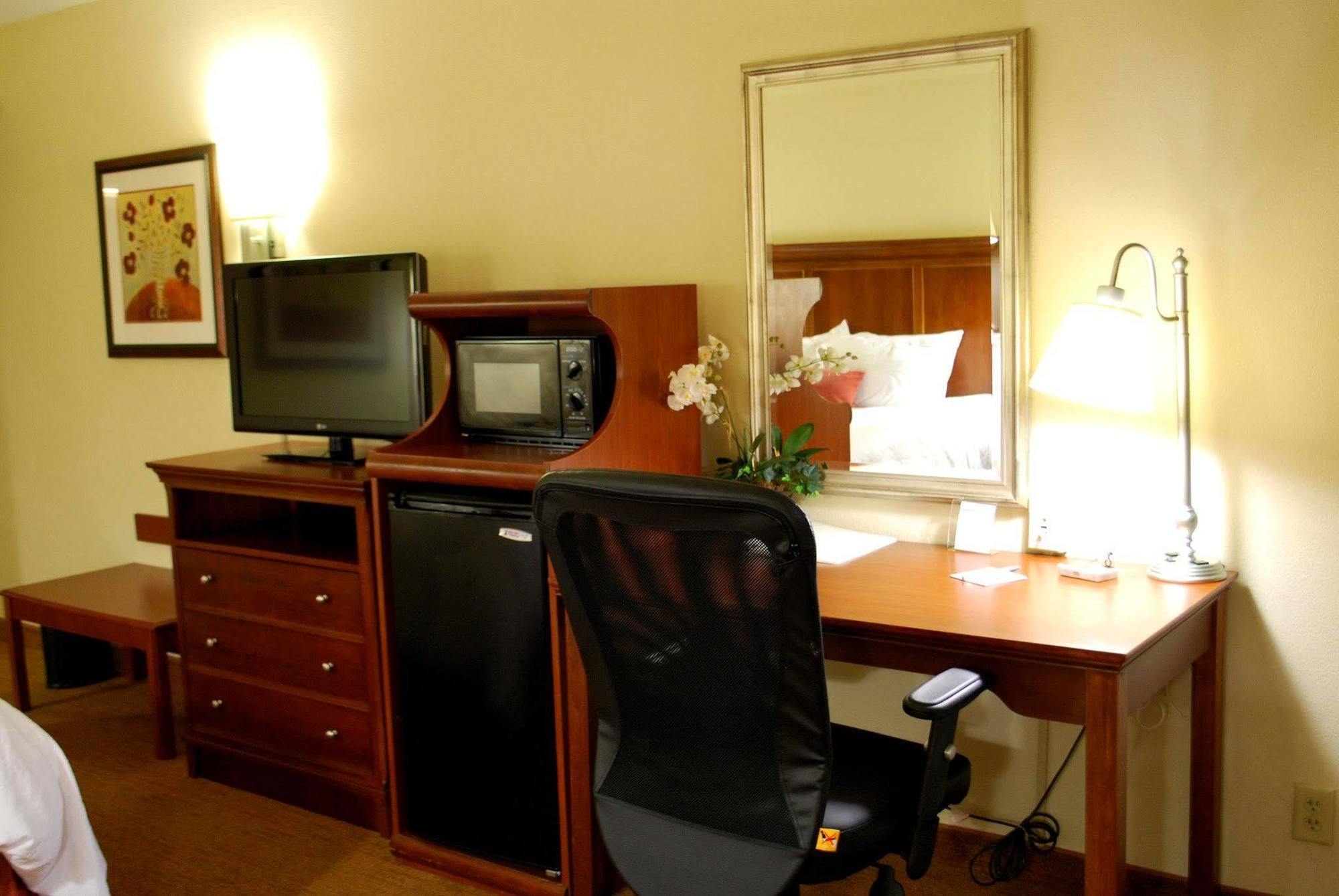 Hampton Inn Raleigh Capital Blvd North Номер фото