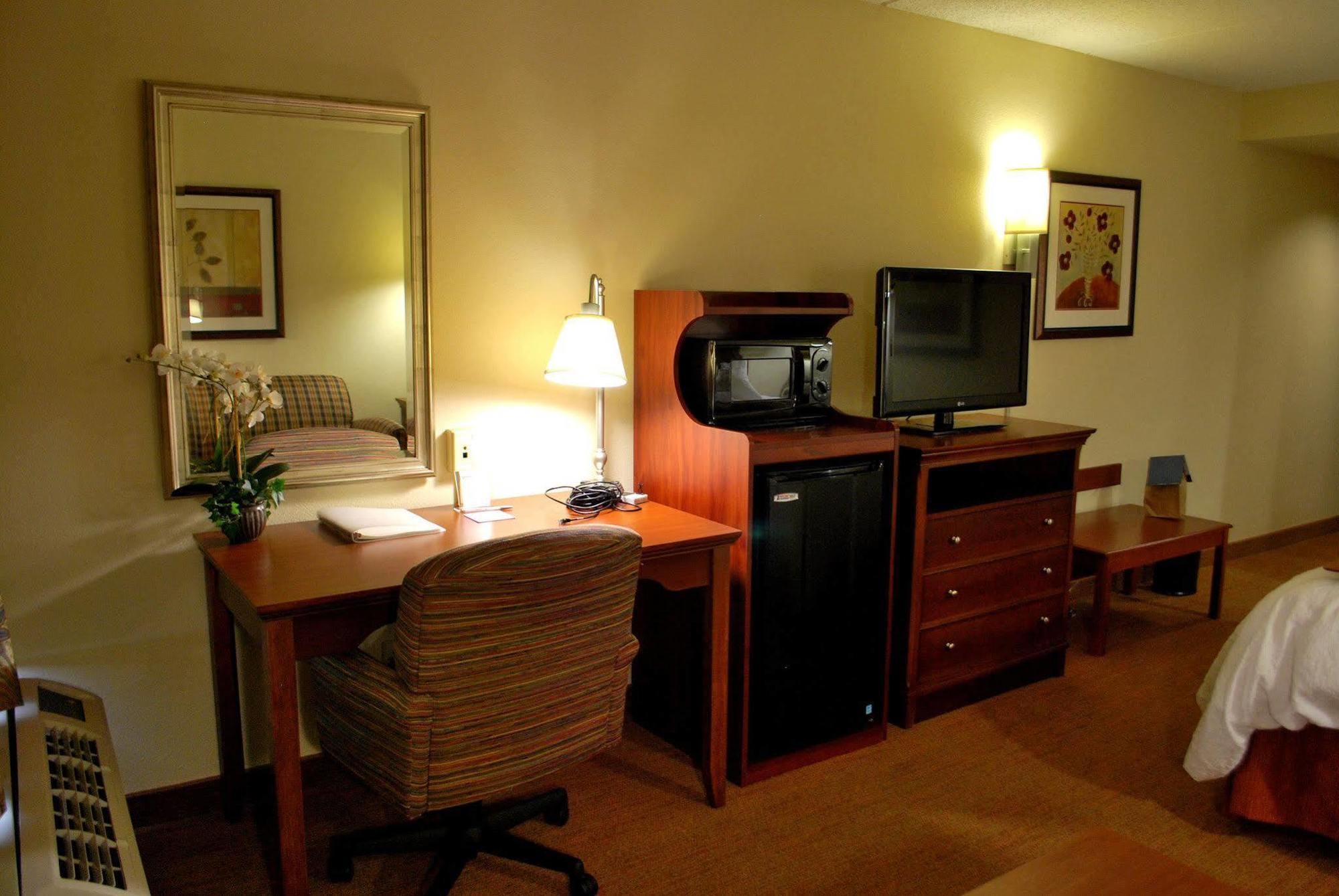 Hampton Inn Raleigh Capital Blvd North Номер фото